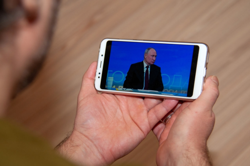 Смартфон с изображением Путина