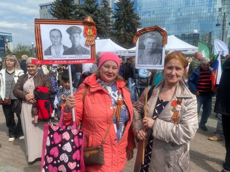 Люди с портретами героев Великой Отечественной войны