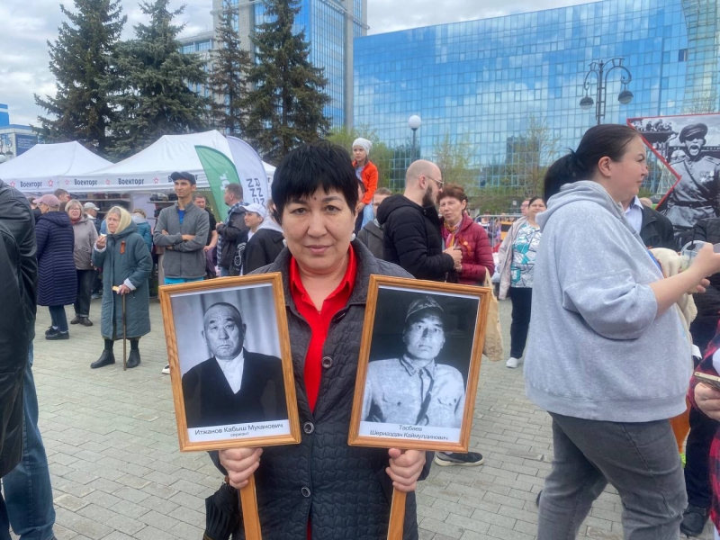 Тюменцы пришли с портретами героев на День Победы