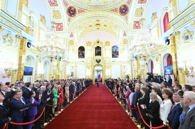Солдаты Президентского полка вносят государственный флаг на церемонию инаугурации президента Путина в Кремле