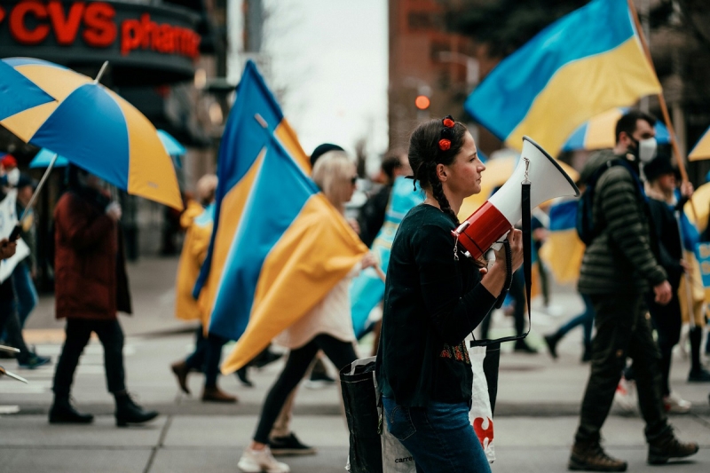 люди с украинскими флагами