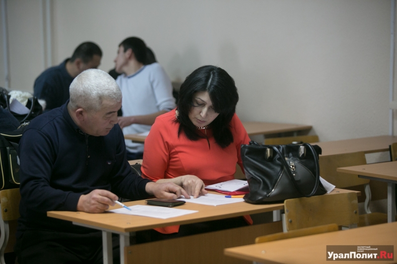 Иностранцы сдают экзамен на знание русского языка