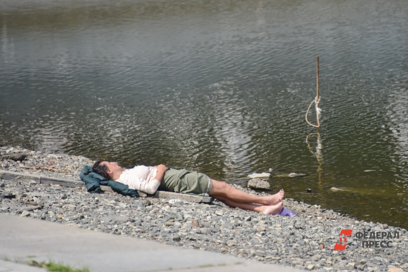 Мужчина отдыхает рядом с водой