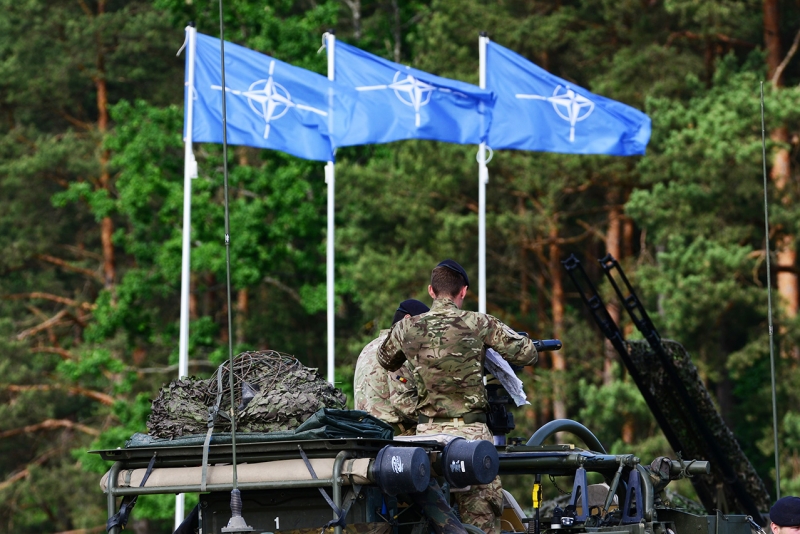 Символ и солдаты НАТО