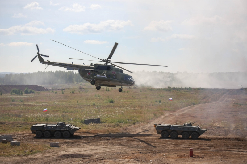 Военный вертолет и техника