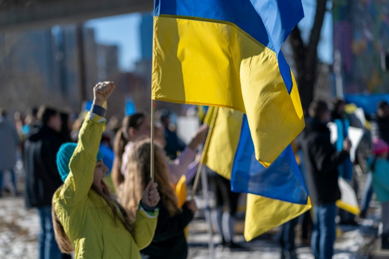 Демонстрация с украинскими флагами