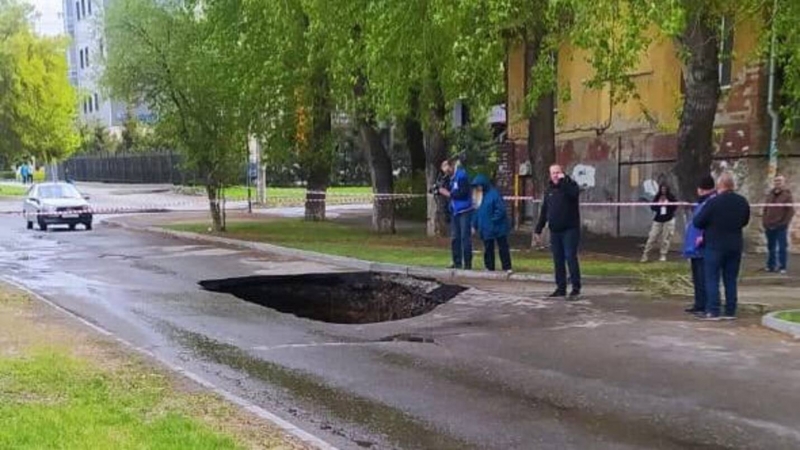 Место провала сразу оцепили