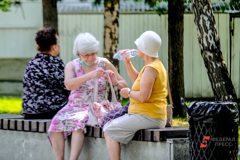 Пожилым людям тяжелее переносить высокую температуру на улице