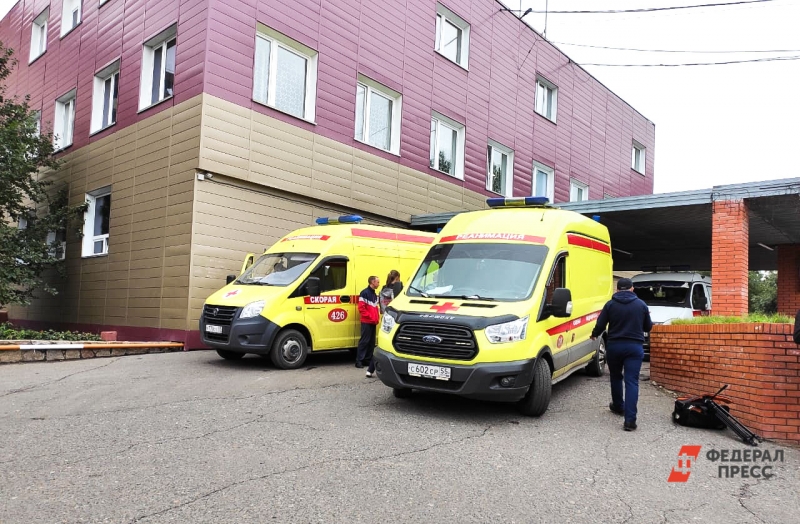 Автомобили скорой помощи доставили пациентов в больницу