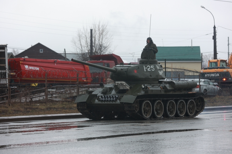 Танк едет на боевую позицию