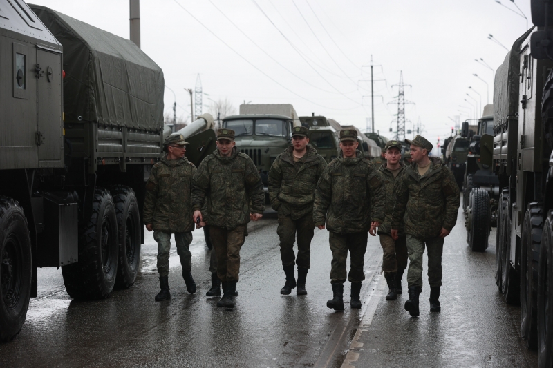 Военнослужащие идут по улице