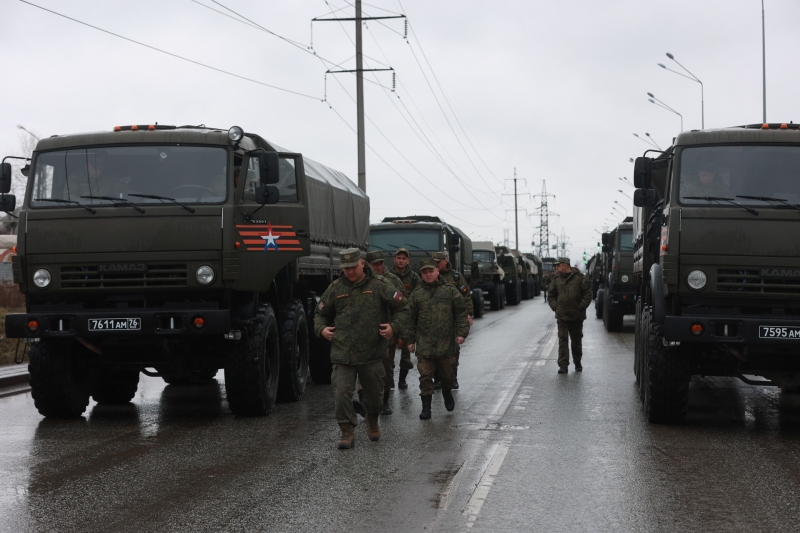 Военнослужащие идут по дороге