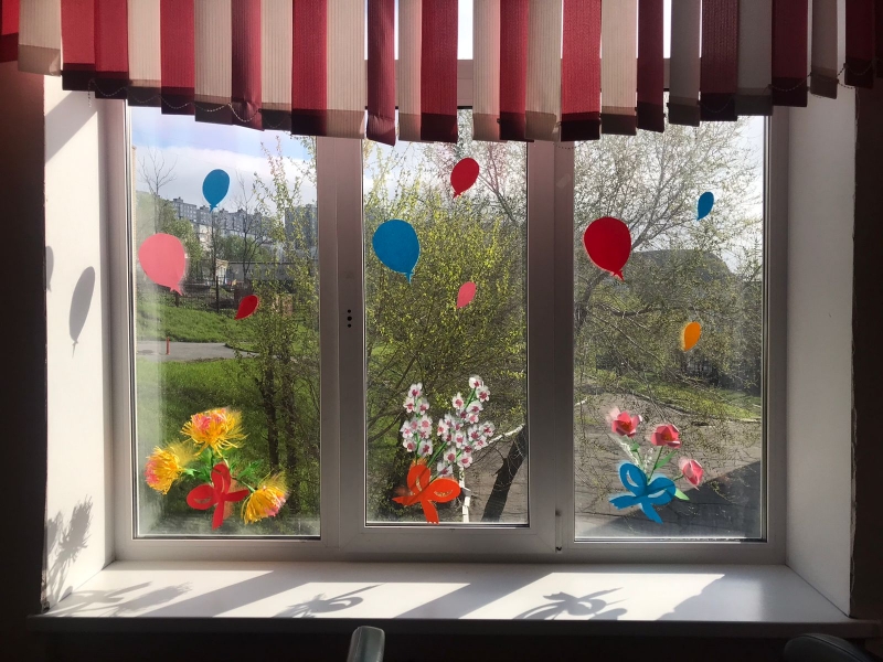 Каждый класс украшает окна своего кабинета аппликациями и рисунками