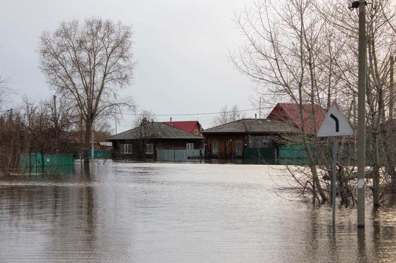 Жители затопленных домов получают материальную помощь