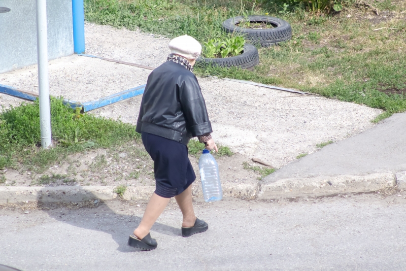 Пенсионерка на улице