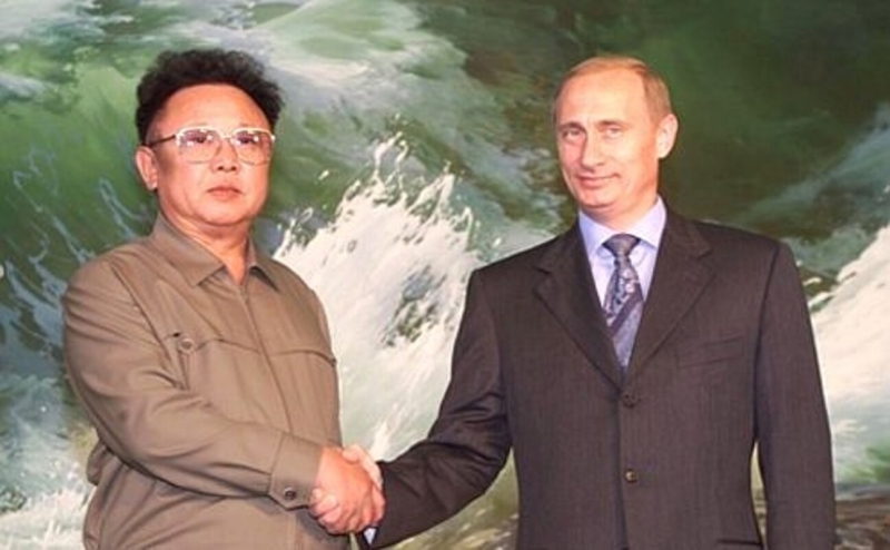 В КНДР в 2000 году Владимир Путин встретил с Ким Чен Иром