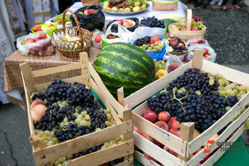 Свежие фрукты и ягоды на рынке