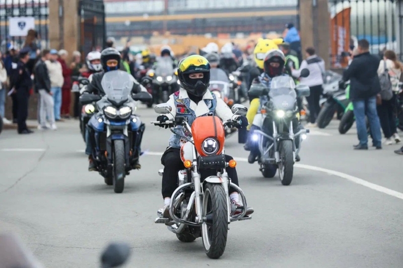 Гостей фестиваля развлекали трюками на мотоциклах