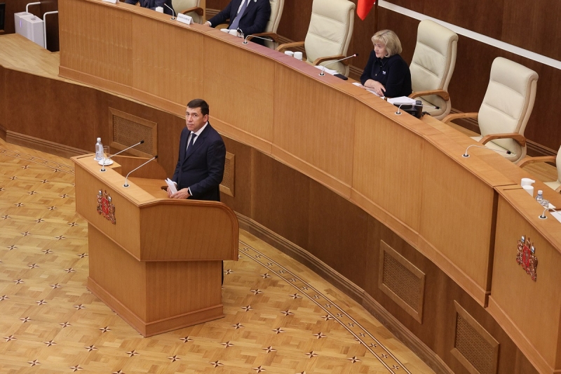 Евгений Куйвашев выступает перед Заксобранием