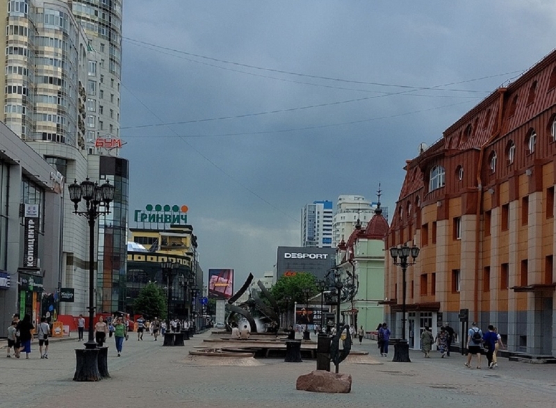 В самом центре Екатеринбурга по-прежнему сухо, хотя на юге видна большая туча