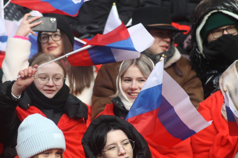 Молодежь с флагами России