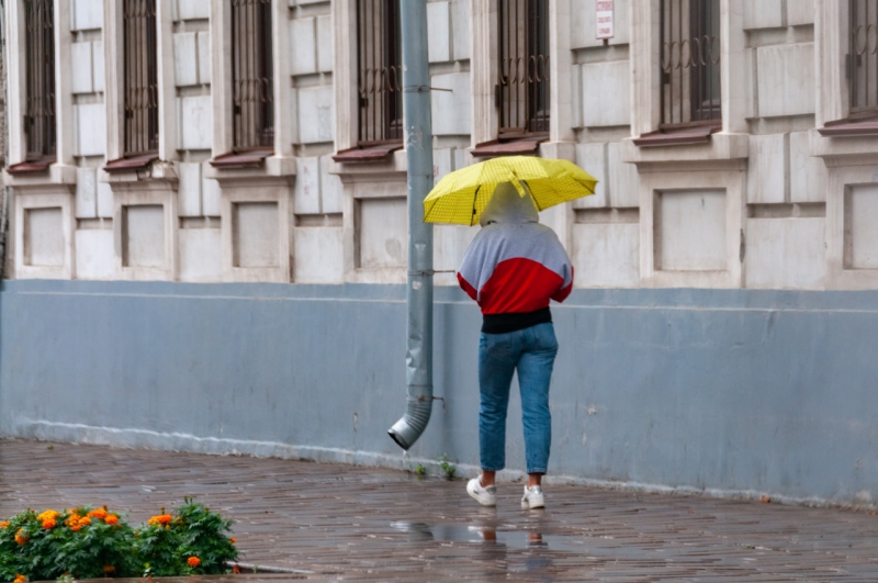 Девушка гуляет в дождливую погоду