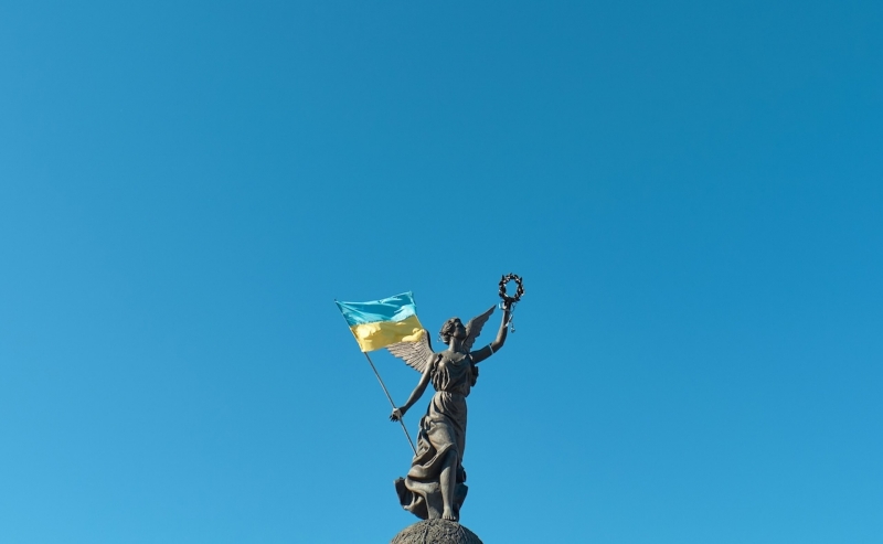 Украинский флаг воодружен на статую