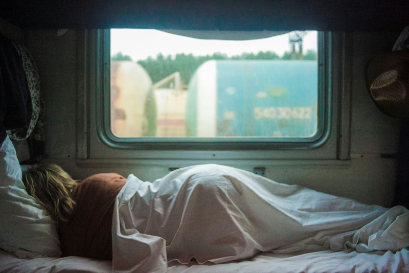 Девушка спит в вагоне поезда