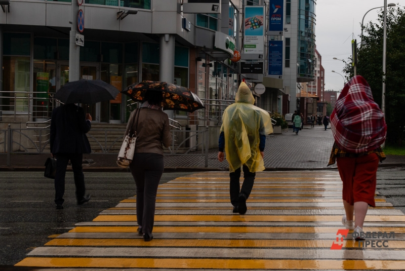 Люди переходят дорогу в дождливую погоду