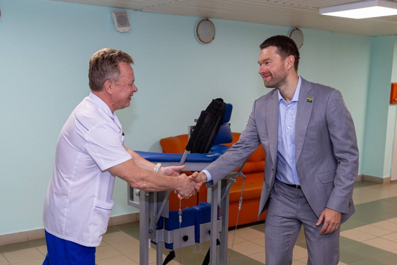 Алексей Вихарев приобрел новый тренажер для онкобольных