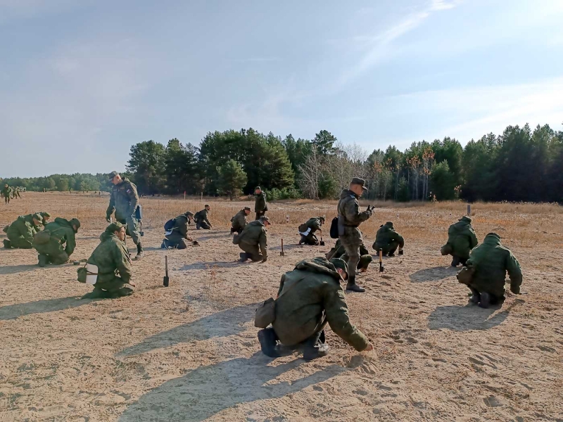 Военнослужащие обучаются боевым навыкам на полигоне