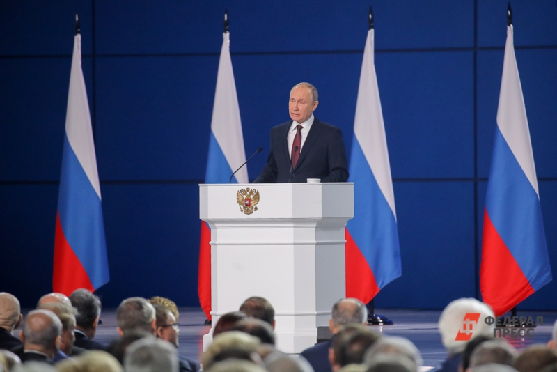 Владимир Путин выступает с торжественной речью