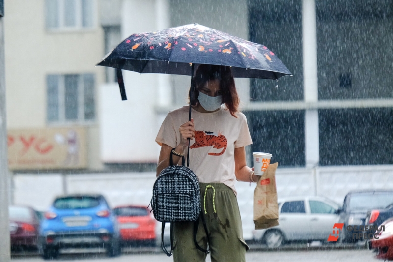 Девушка идет под зонтом
