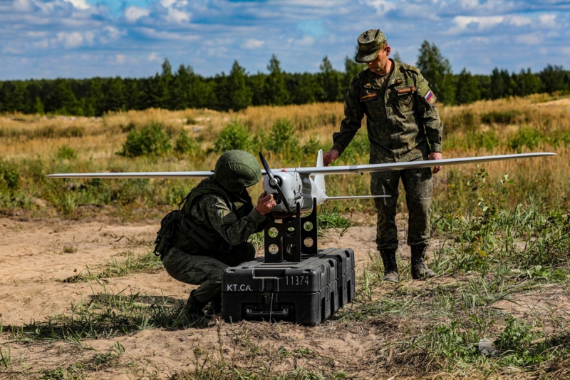 военные с дроном