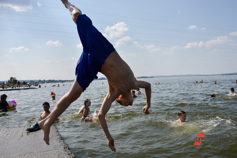 Человек прыгает в воду