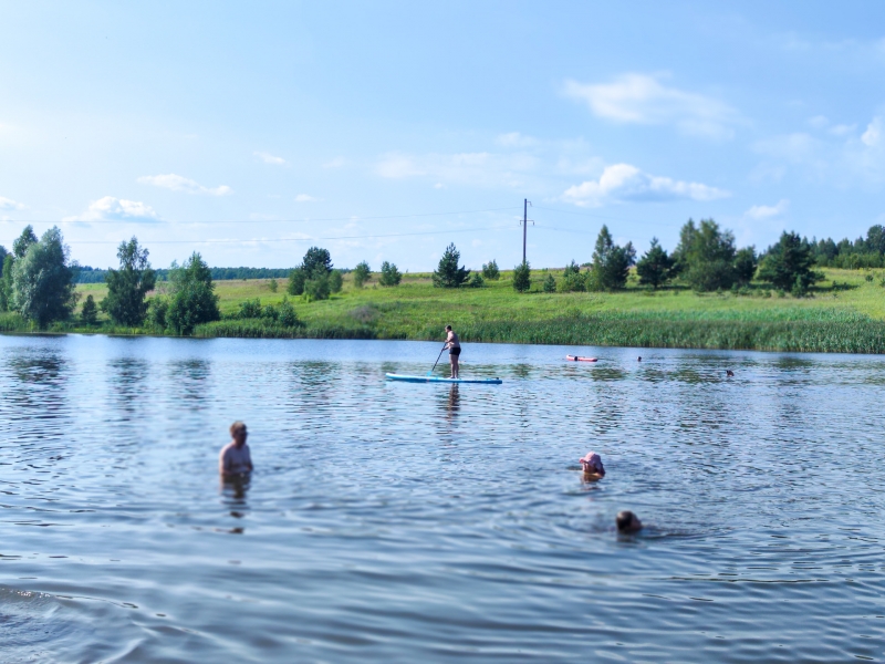 Люди купаются в реке