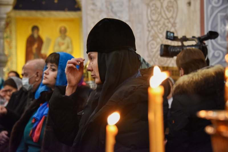 Православная верующая на службе в храме перед исповедью