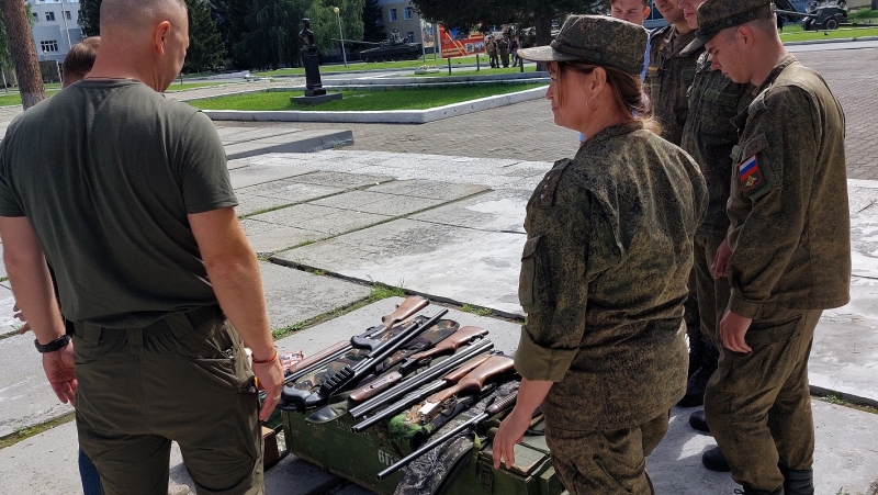 Военнослужащая с дробовиком