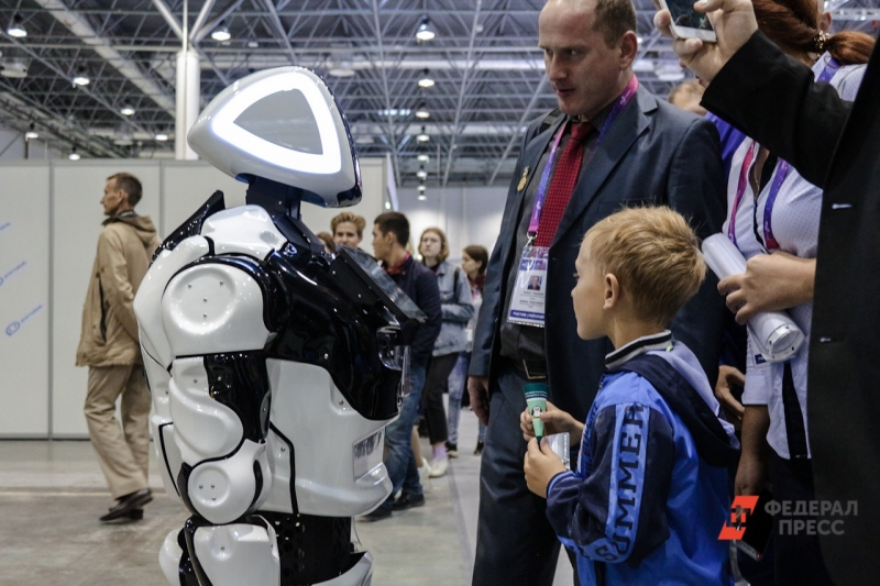 Мальчик с отцом и робот
