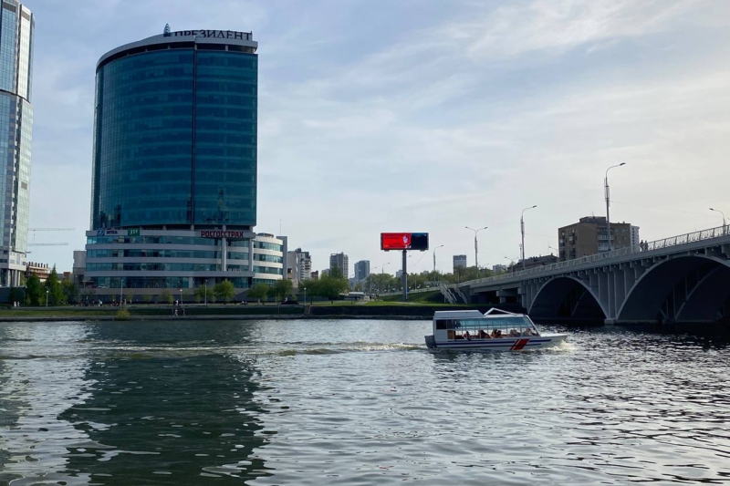 Катер на городском пруду