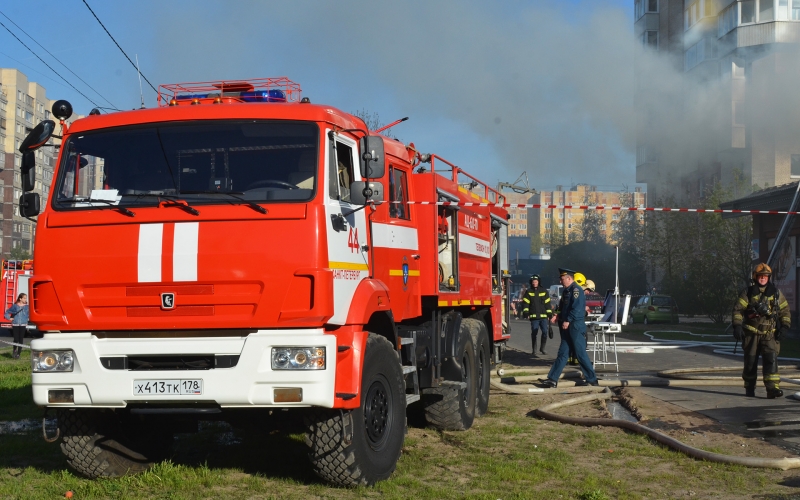 пожарная машина, пожарные