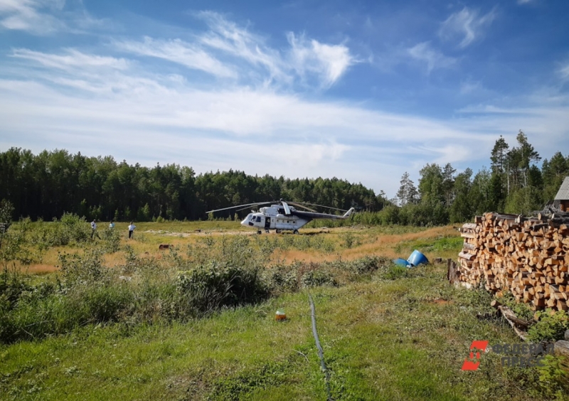 вертолет в поле