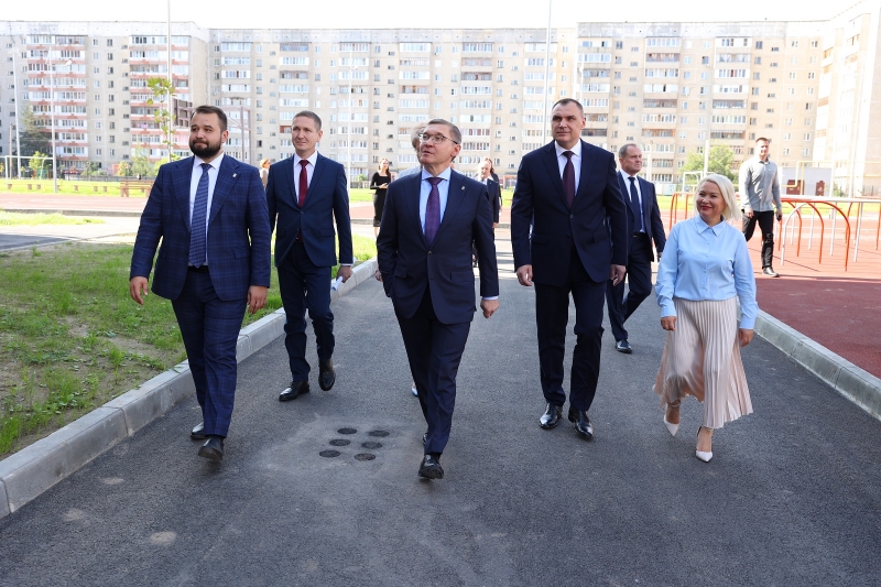 Владимир Якушев (в центре) осматривает отремонтированную школу