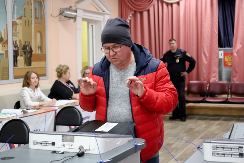 Человек голосует на выборах