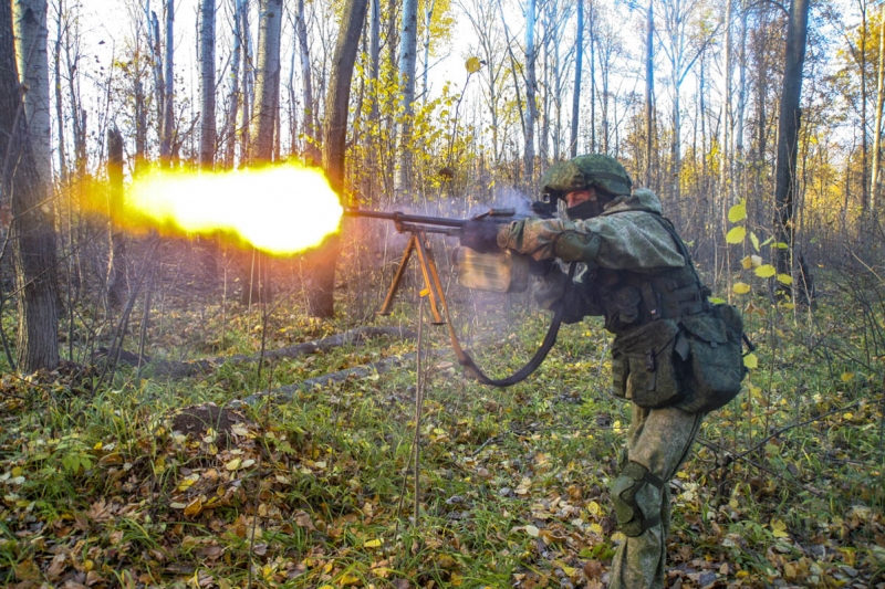 Военнослужащий ведет огонь