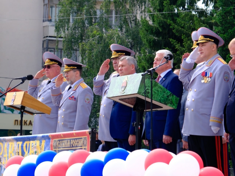 Под аккомпанемент духового оркестра лейтенанты прошли торжественным маршем