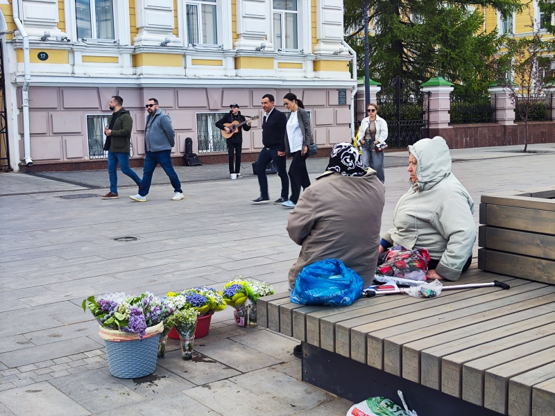 Люди на улице города