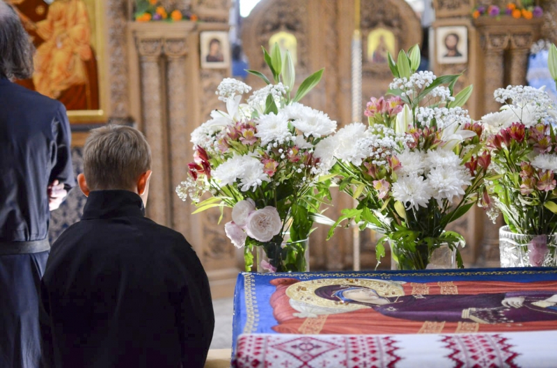 Верующие у иконы Богородицы