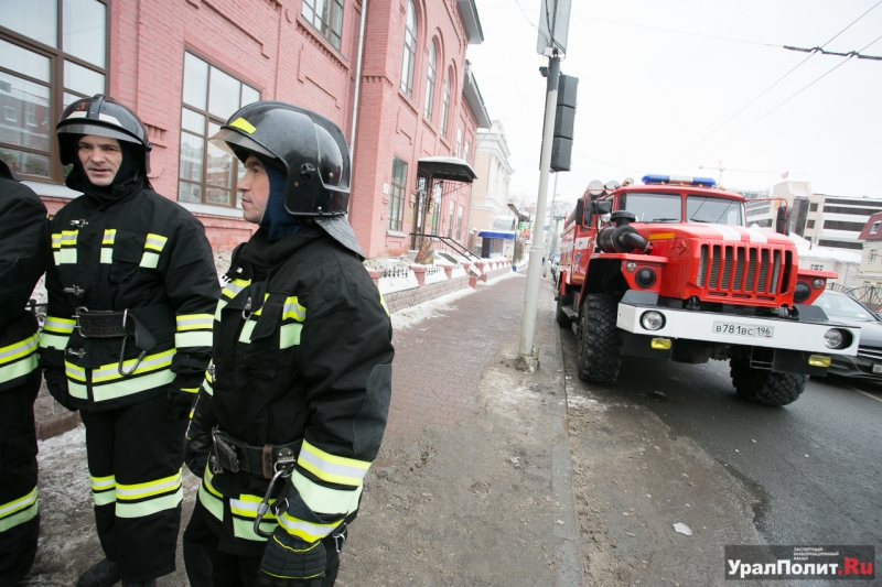 Пожарные у стен жилого дома