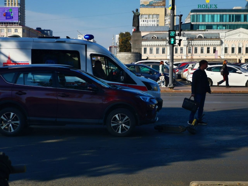 Ездок на СИМ оказался под капотом иномарки